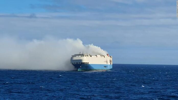 un incendio a bordo en medio del Atlántico