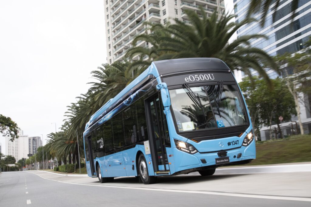 Mercedes-Benz-entrega-50-buses-eléctricos